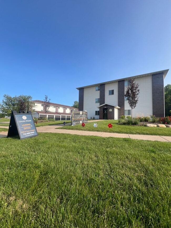 Building Photo - Amazing updates on this 3 bedroom apartmen...
