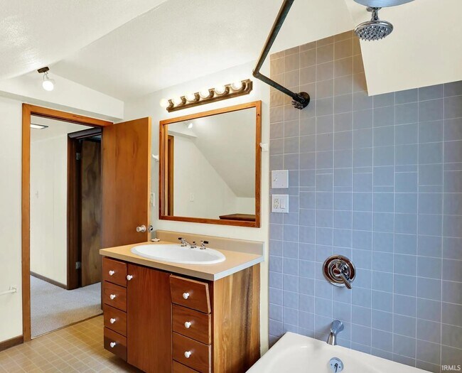 Building Photo - 916 E Maxwell Ln