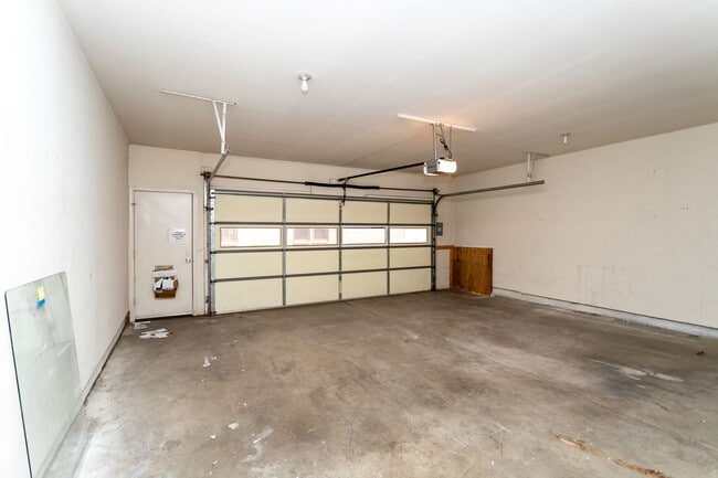 Building Photo - Beautifully Maintained Townhome with Fantastic Amenities