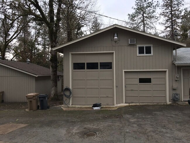 Building Photo - 2802-2802 NW Highland Ave