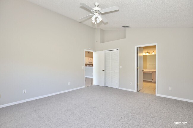 Building Photo - Stunning 3/2 Home with a Spacious 2 Car Ga...