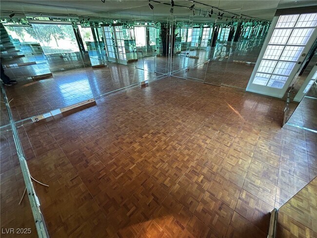 Building Photo - 596 Tam O Shanter