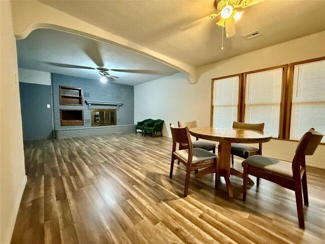 Building Photo - 1013 W 3rd St