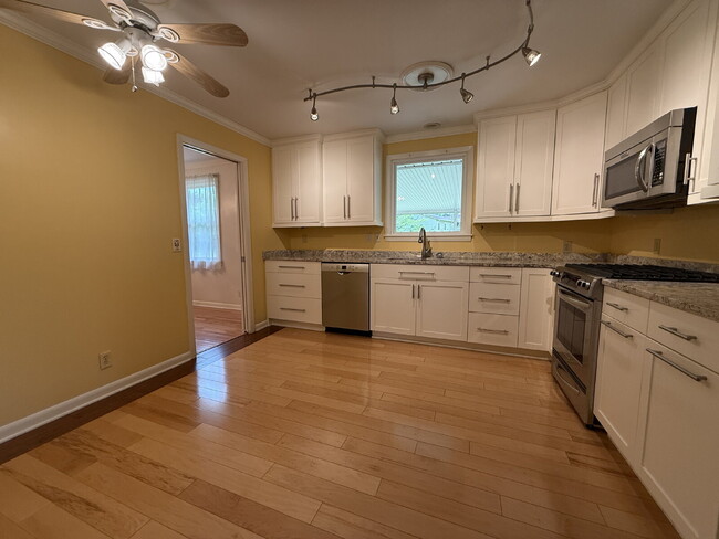 Building Photo - $300 off one month!!!  Modern Comforts with Granite & Hardwood Finishes!" 3 Bedroom 2 bath home.