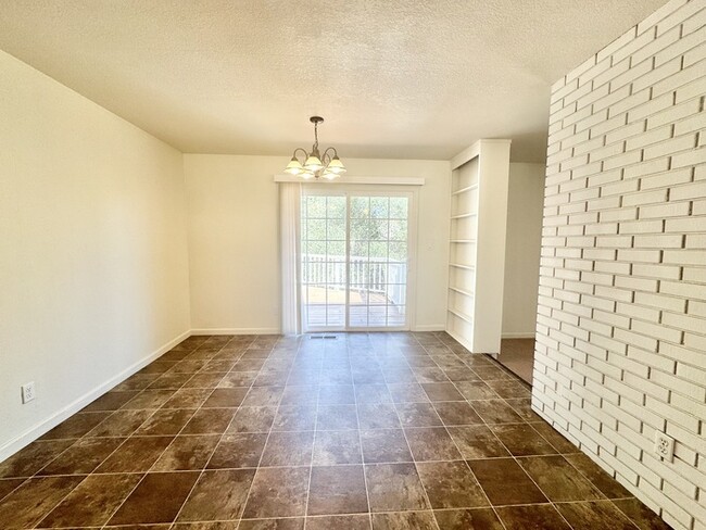 Building Photo - Quiet 3/2 with bonus room in El Dorado Hil...