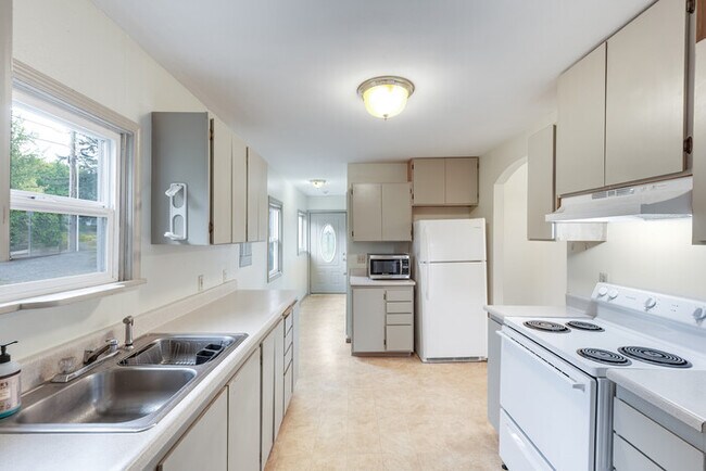 Building Photo - TWO BEDROOM HOUSE IN KELSO