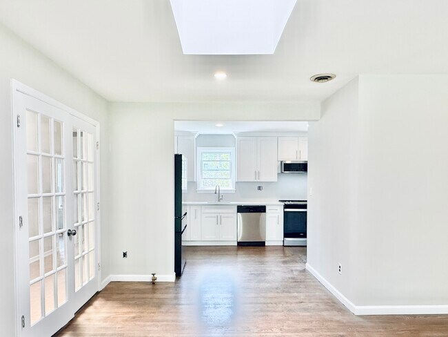 Building Photo - 10 Meadowpark Ave W