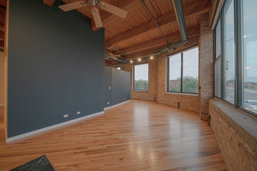 Building Photo - 2222 W Diversey Ave