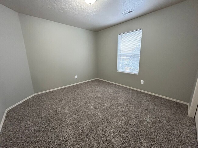 Building Photo - Modern Layout, Private Backyard, Prime Location |3 bed 2.5 bath Home in Nampa