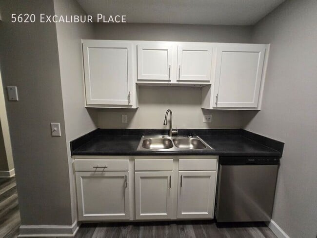 Building Photo - 5620 Excalibur Pl