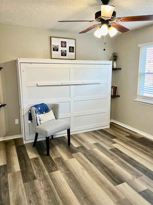Building Photo - Charming 3-Bedroom Home with Modern Upgrad...