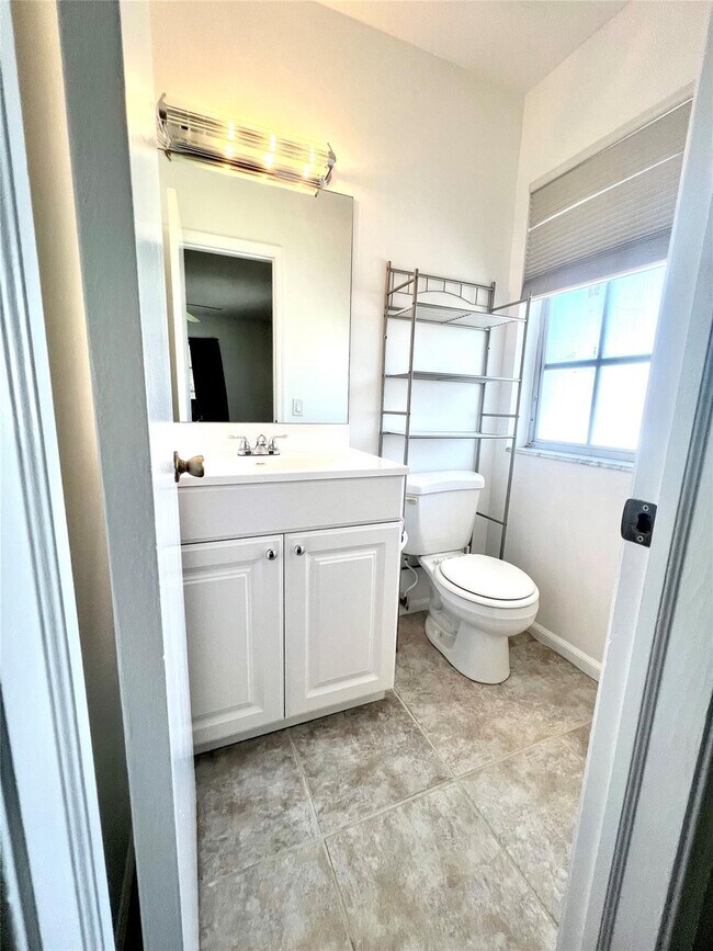 Building Photo - 6600 NE 22nd Way