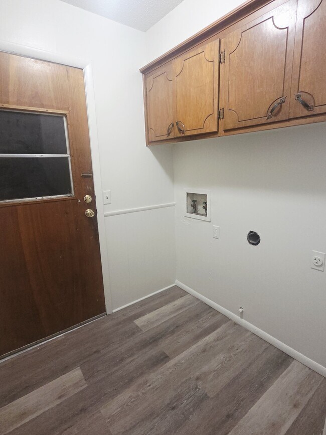 Building Photo - 3209 Brooks Dr