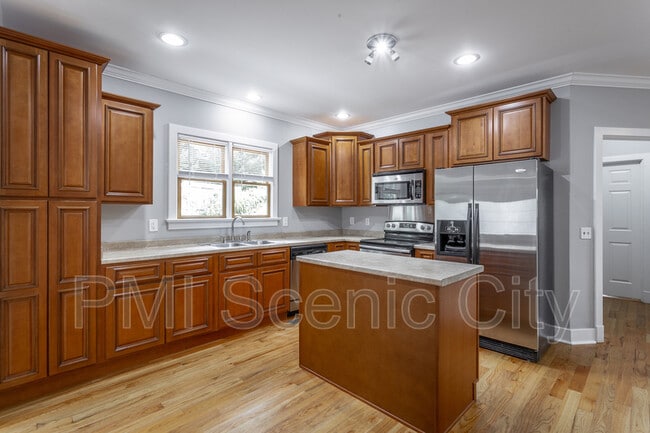 Building Photo - 513 Lytle St