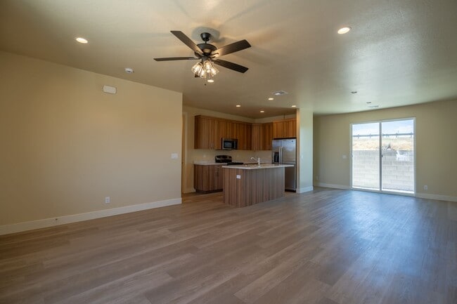Building Photo - Newer Townhome Near Utah Tech