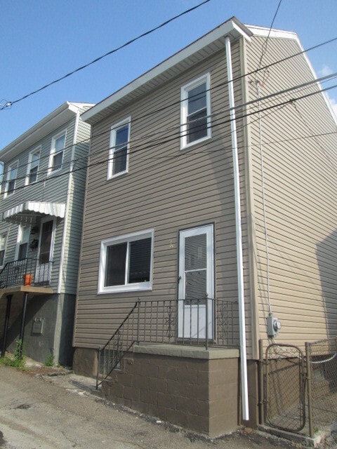 Building Photo - 2 Bedroom, 1 Bath Townhome in trendy Bloomfield.  Convenient!