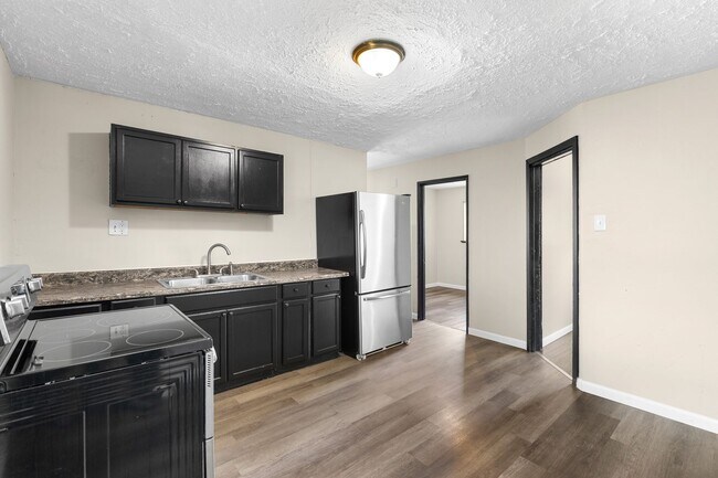 Building Photo - Charming 3-Bedroom Home with Fenced Yard a...