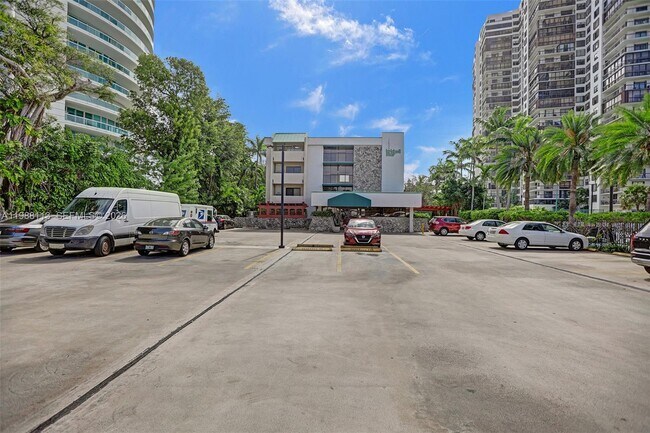 Building Photo - 2201 Brickell Ave