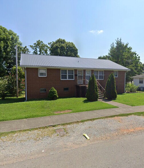 Primary Photo - 213 E Walnut St