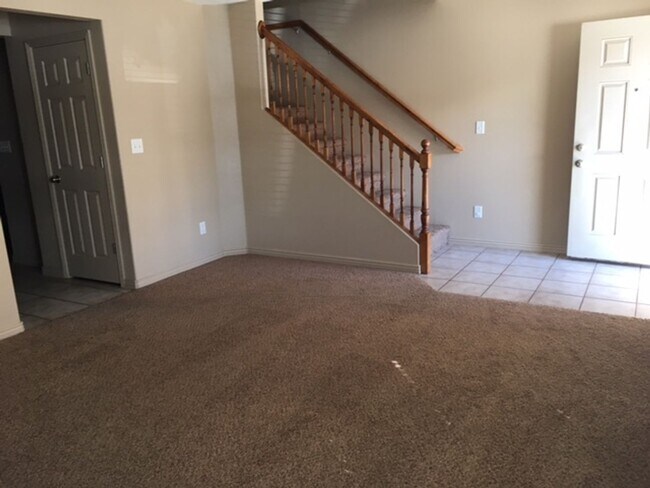 Building Photo - Desired Hidden Valley Town Home