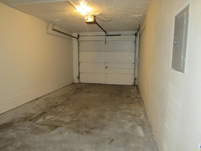 Building Photo - 513 N College Ave
