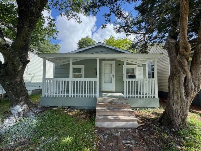 Primary Photo - Downtown, 2 bedroom cottage