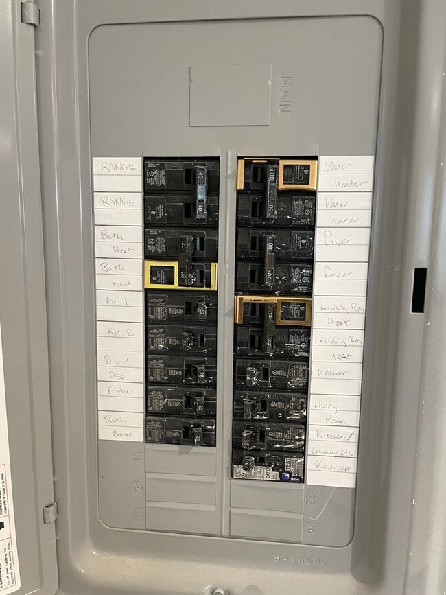 Building Photo - 1 Bedroom, 1 bath lower basement apartment!