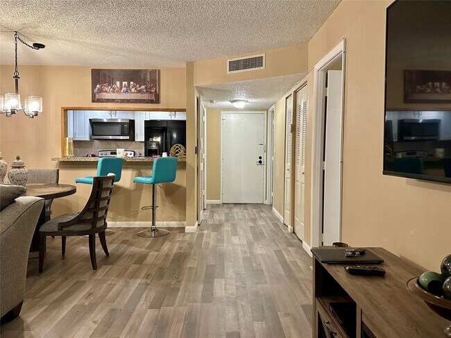 Building Photo - 4156 Inverrary Dr