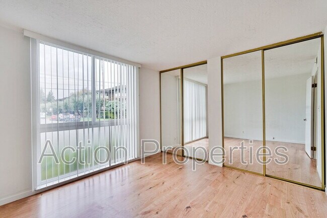 Building Photo - 181 Del Medio Ave