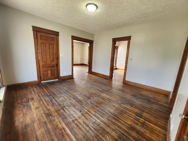 Building Photo - Spacious 2 Bedroom 1 Bath