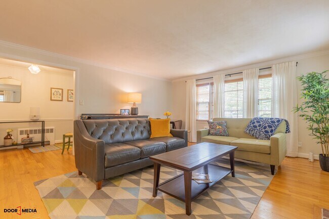 Building Photo - Short Term Furnished Rental -3 Bedroom Spl...