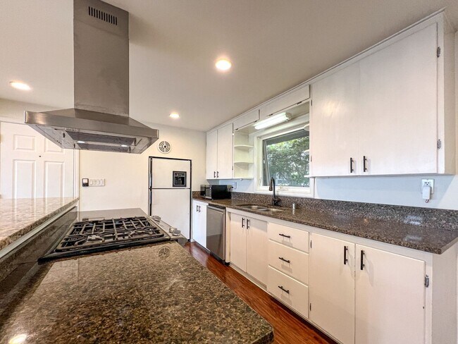 Building Photo - 2bd/1ba Seattle House