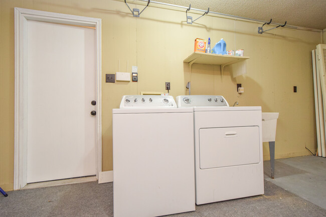 Building Photo - 3 Bedroom Townhouse - Northwest Hills