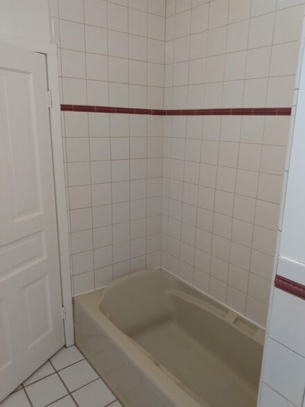 Tub/shower - 701 Litchfield St