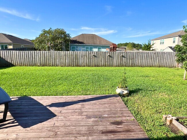 Building Photo - Stylish 4-Bedroom Home with Fenced Yard – Prime Location!