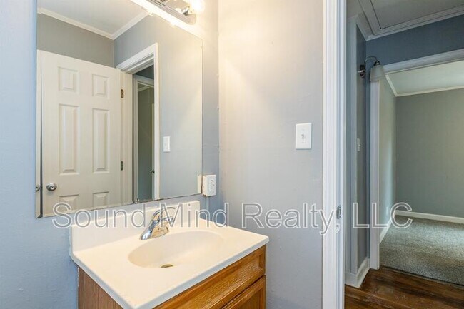 Building Photo - 1729 Dallas St