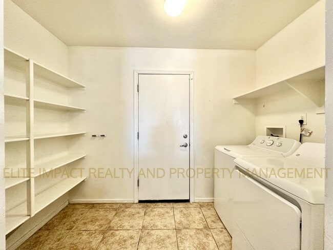 Building Photo - 5210 E Desert Straw Ln