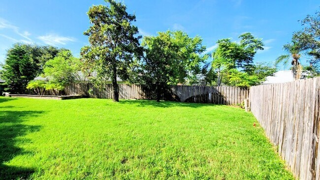 Building Photo - Luxurious 5-Bedroom Retreat with Private Pool in Ponte Vedra Beach