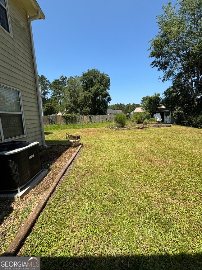 Building Photo - 303 Foxwood Dr