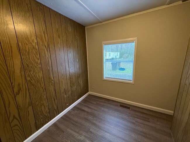 Building Photo - 2 bedroom, 1 bath mobile home