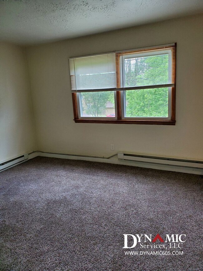 Building Photo - Upper Level 1BD/1BA Apartment - Tenant Pay...