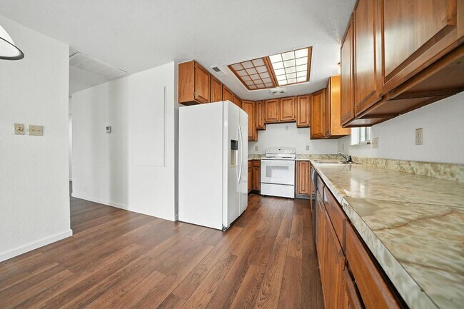 Building Photo - Large 2 Bedroom Home