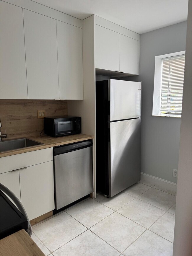 Building Photo - 313 Gardens Dr