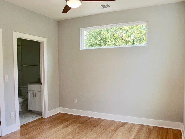 Building Photo - East Riverside near parks