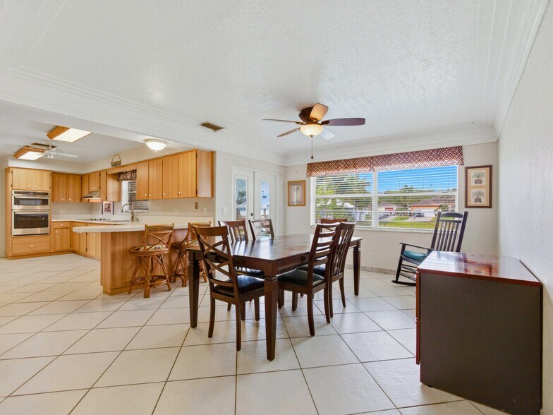 Building Photo - 6611 Venetian Dr