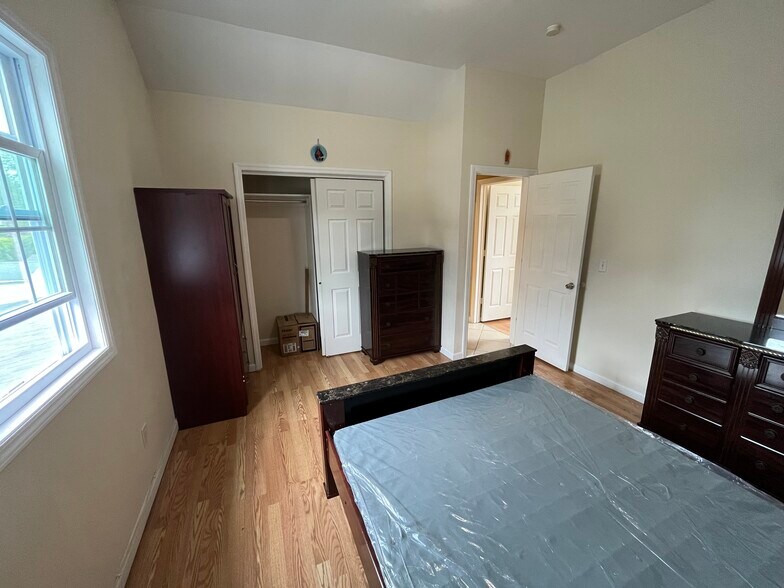 Building Photo - 37 Mindres Ave