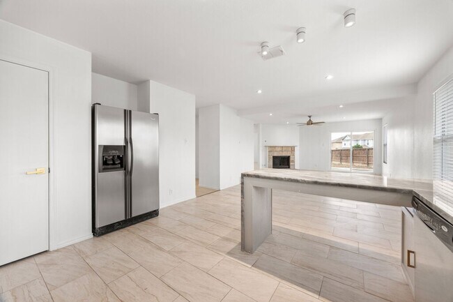 Building Photo - Beautiful 3 bedroom 2 bath home on Big Corner Lot!