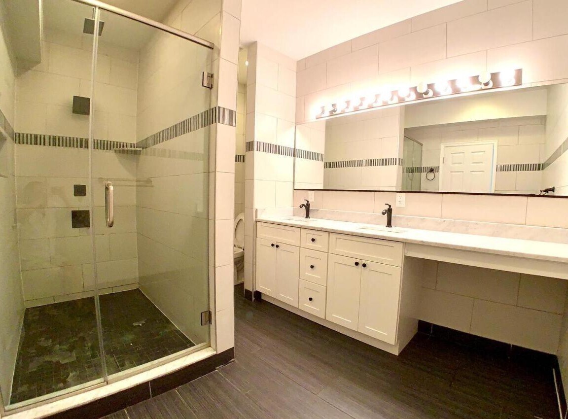 bathroom - 1213 Noble St