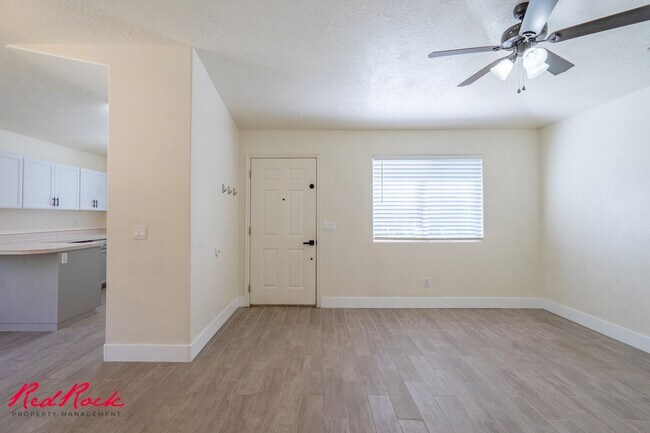 Building Photo - Small Dog Friendly! 3 Bedroom Single-Level...