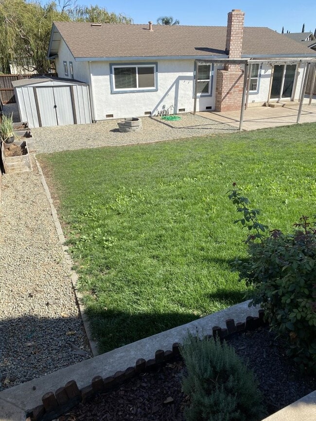 Building Photo - Beautiful 3 Bedroom 2 Bath w/ Large Fenced in Backyard